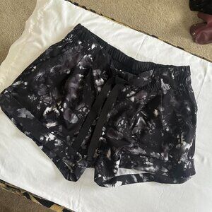 Lululemon Athletica Spring Break Away tie dye black and white shorts size 6